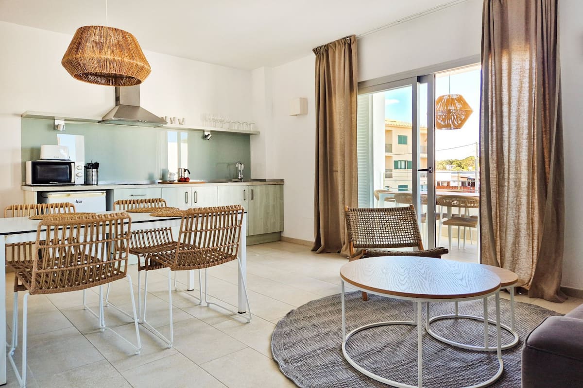 Departamento, 2 habitaciones, balcón | Cocina privada | Refrigerador con congelador, microondas y parrilla de estufa