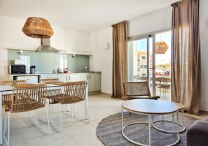 公寓, 2 间卧室, 阳台 | 私人厨房 | 大冰箱、微波炉、炉灶、厨具/餐具