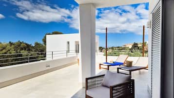 Apartamento, 2 quartos, sacada | Terraço/pátio