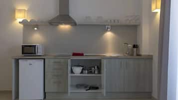 Apartamento, 1 habitación, terraza | Cocina privada | Frigorífico grande, microondas, placa de cocina y utensilios de cocina