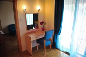 Habitación superior, vistas al mar | Zona de estar | Una televisión