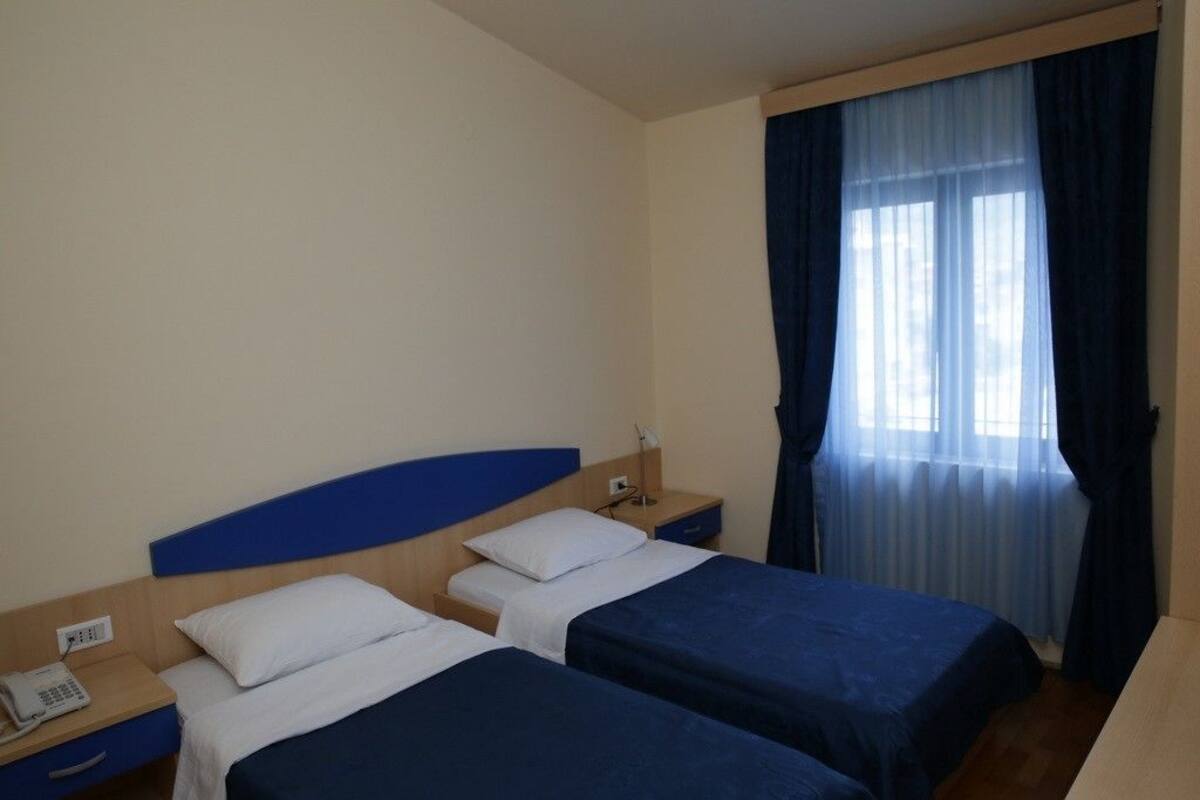Standard Room | Minibar, iron/ironing board, cribs (free), WiFi (free)