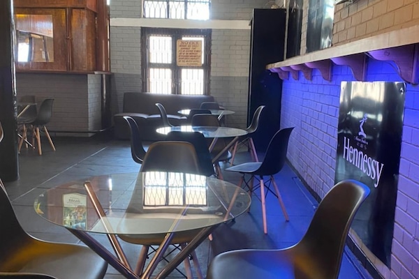 Menghidangkan sarapan dan makan malam