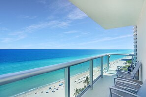 A balcony with a view of a beach and ocean. - Beautiful Apartment in Hollywood Beach (Hollywood)