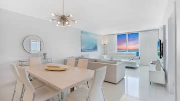 Deluxe Apartment, 2 Bedrooms, Non Smoking, Ocean View | In-room dining