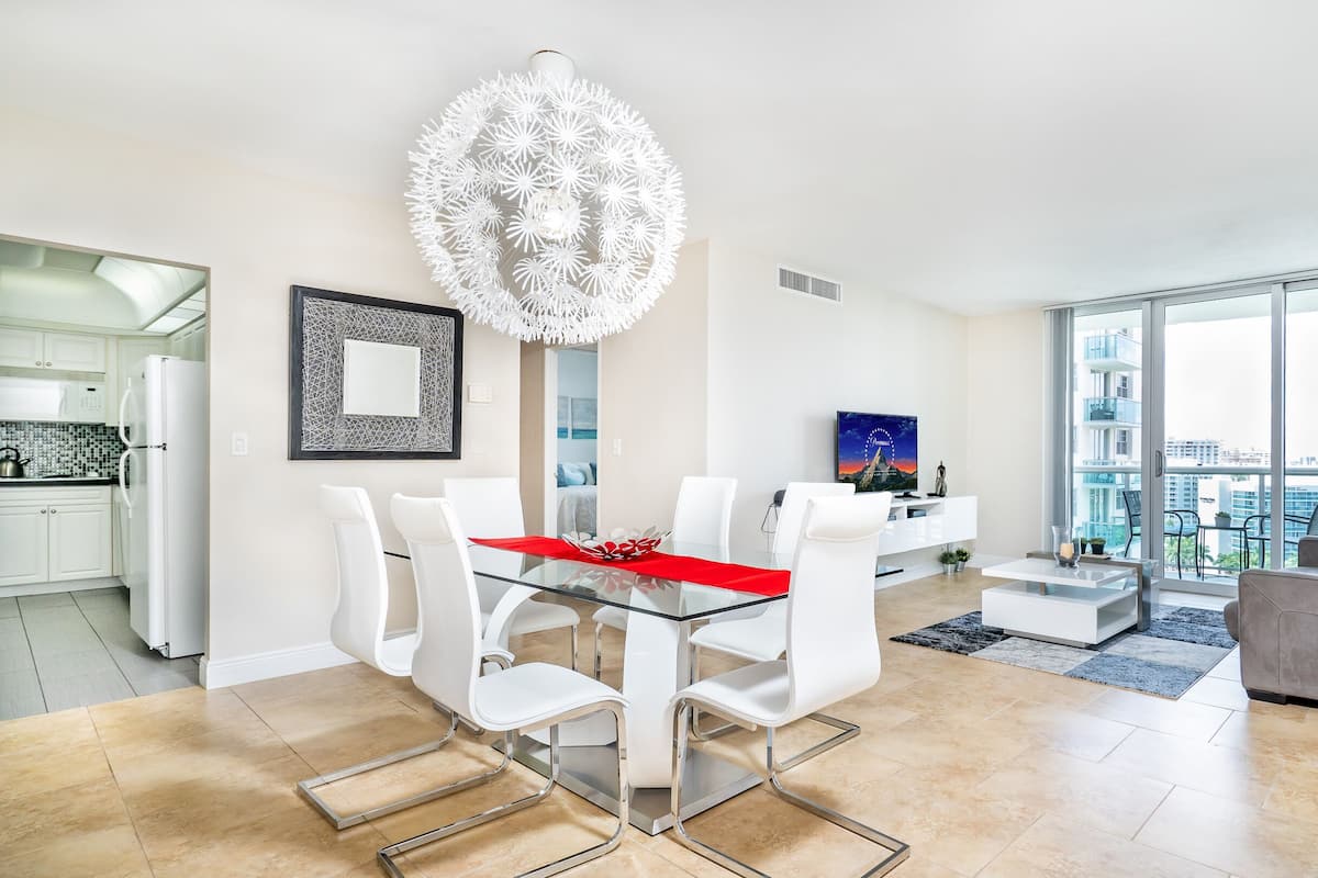 Apartamento ejecutivo, 1 cama de matrimonio grande con sofá cama, no fumadores, vistas a la ciudad | Zona de estar | Una televisión de pantalla plana
