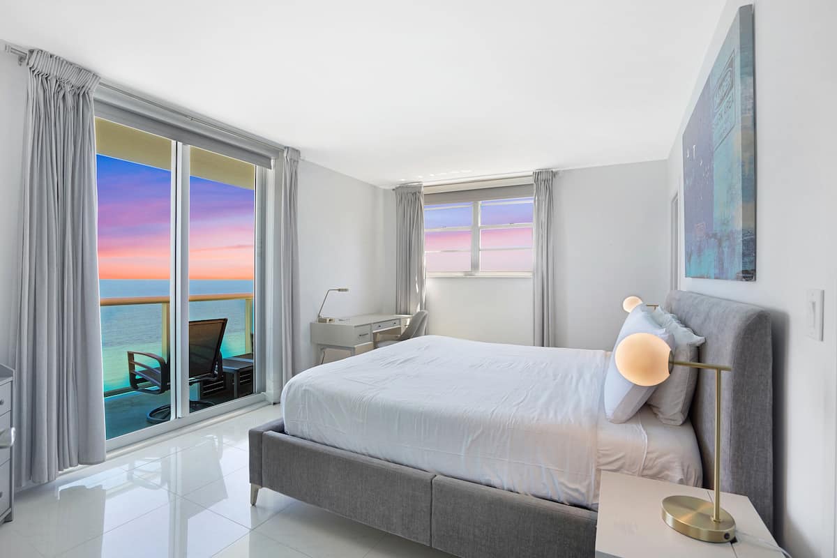 Apartamento Deluxe, 2 habitaciones, no fumadores, vistas al mar | 2 dormitorios, decoración individual, mobiliario individual y escritorio