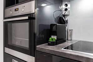 Apartamento luxo, banheira de imersão | Cozinha privada | Geladeira, micro-ondas, fogão, cooktop