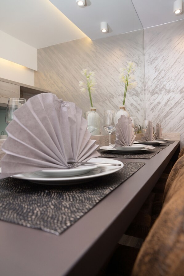 Appartement, terras | Privékeuken | Een koelkast, een magnetron, een oven, een kookplaat