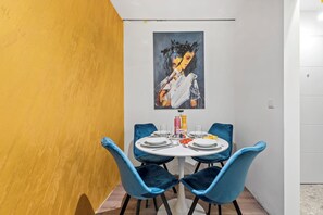 Appartement, terras | Privékeuken | Een koelkast, een magnetron, een oven, een kookplaat