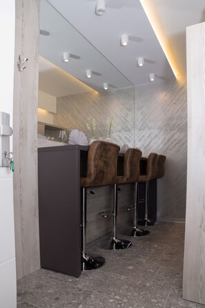 Appartement, terras | Privékeuken | Een koelkast, een magnetron, een oven, een kookplaat