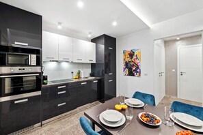 Deluxe appartement, hot tub | Privékeuken | Een koelkast, een magnetron, een oven, een kookplaat