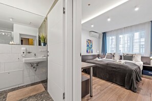 Huoneisto, terassi | Allergiatestatut vuodevaatteet, työpöytä, pimennysverhot, äänieristys