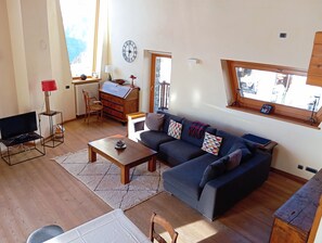 Leilighet – deluxe, 4 soverom | Oppholdsområde | Flatskjerm-TV