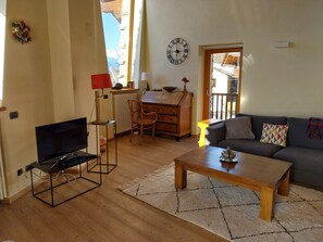 Leilighet – deluxe, 4 soverom | Oppholdsområde | Flatskjerm-TV