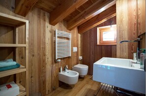 豪華公寓, 4 間臥室 | 浴室 | 淋浴設備、免費盥洗用品、吹風機、坐浴桶