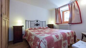 Family Apartment, 2 Bedrooms | Individually furnished, laptop workspace, blackout drapes