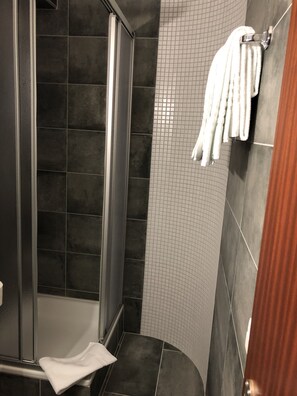 Shower, free toiletries, towels - Escale Hôtel (Givisiez)