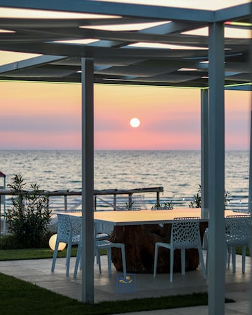 Exterior. Rena Resort
