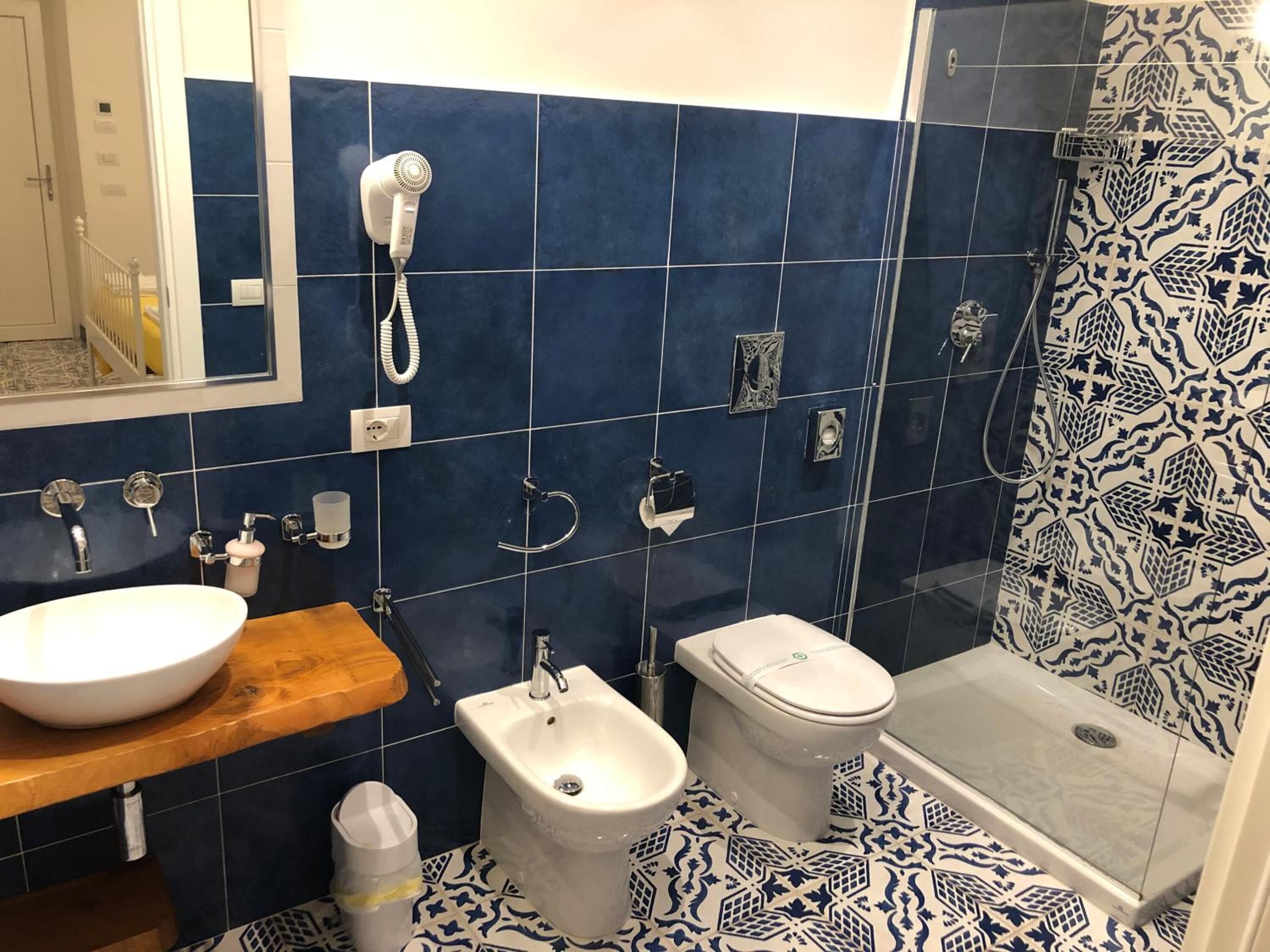 Ein Badezimmer mit Waschbecken, Bidet, Toilette und Dusche.