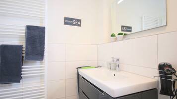 Kapitänshaus 1 | Bathroom | Shower, hair dryer