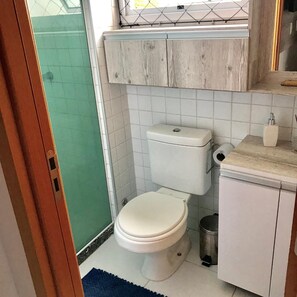 Douche, articles de toilette gratuits, sèche-cheveux