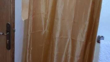 Chambre, 1 lit double | Douche de la salle de bain