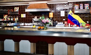 Breakfast and dinner served - Hostal Louro (O Porrino)