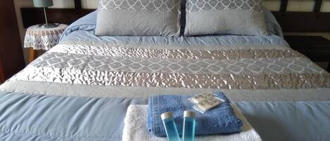 Quarto casal | Cortinas blackout, Wi-Fi de cortesia, roupa de cama