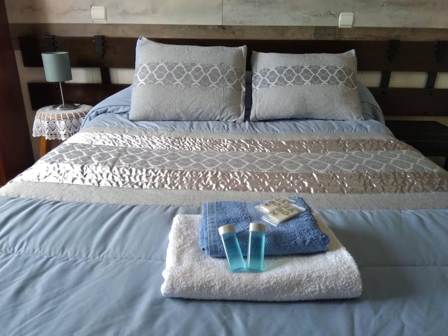 Cortinas blackout, wifi gratis y ropa de cama