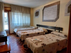 Triple Room | Blackout drapes, free WiFi, bed sheets - Hostal Louro (O Porrino)