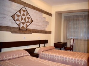 Blackout drapes, free WiFi, bed sheets - Hostal Louro (O Porrino)