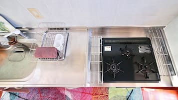Appartement, non-fumeurs | Cuisine privée | Réfrigérateur, micro-ondes, plaque de cuisson