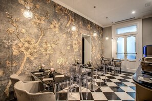 Petit déjeuner buffet (12 EUR par personne)