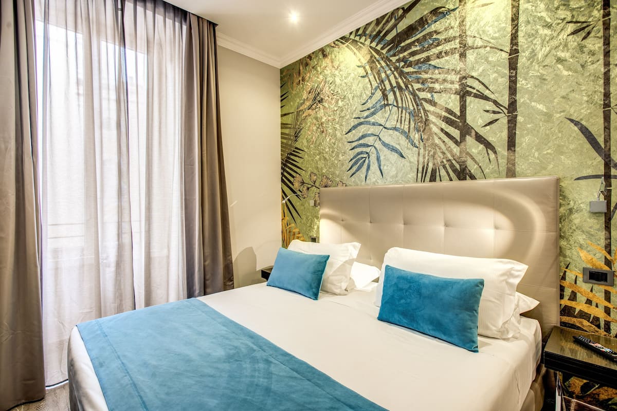 Classic Double Room | Minibar, in-room safe, desk, blackout curtains