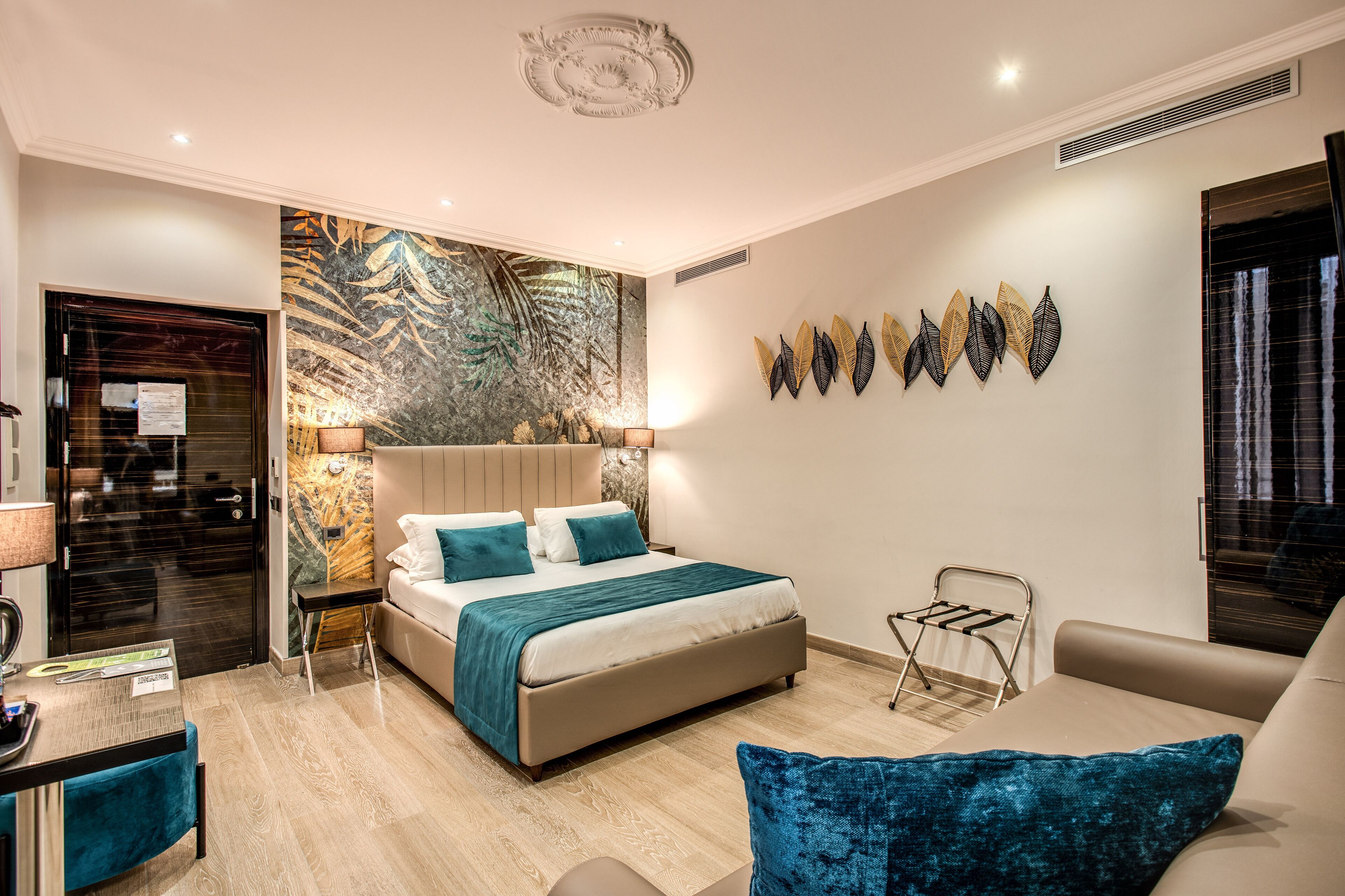 Una habitación de hotel moderna con una cama grande, un escritorio y una zona de estar.