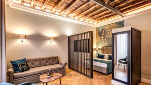 Uma sala de estar moderna com um sofá, poltronas, uma mesa de centro e um vaso decorativo.