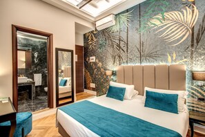 Minibar, coffres-forts dans les chambres, bureau, rideaux occultants