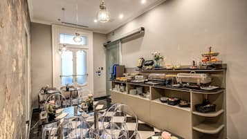 Colazione a buffet, servita tutte le mattine (12 EUR a persona)