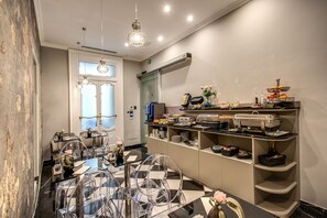 Buffet déjeuner servi tous les jours en supplément