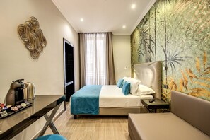 Une chambre d’hôtel moderne équipée d’un lit, d’un bureau avec une machine à café et d’une grande fenêtre avec des rideaux.