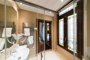 Shower, hair dryer, towels, soap - Soho Boutique Oviedo  (Oviedo)