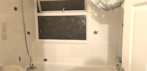 Habitación estándar | Baño | Tina con regadera, amenidades de baño gratuitas, secadora de cabello 