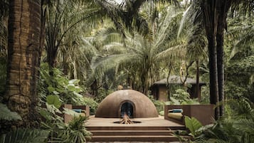 Couples treatment rooms, sauna, hot tub, steam room, body treatments