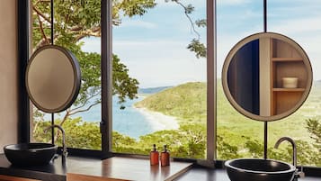 5 Bedroom Private Home 12 | Kylpyhuone | Erillinen kylpyamme ja suihku, sadesuihkupää, ilmaiset hygieniatuotteet