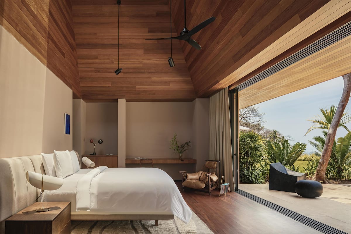 Ropa de cama de alta calidad, colchones con efecto memoria y minibar 