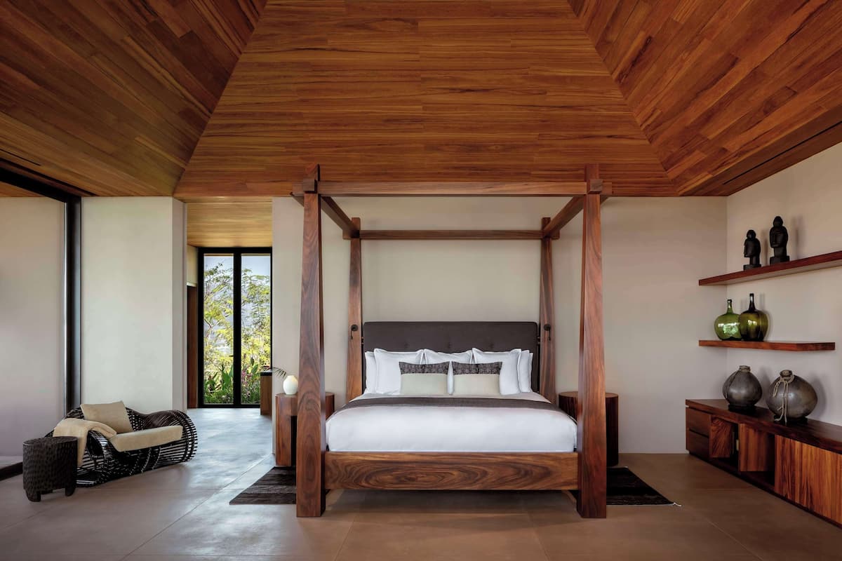 7 Bedroom Private Home 14 | Premium bedding, memory foam beds, minibar, in-room safe