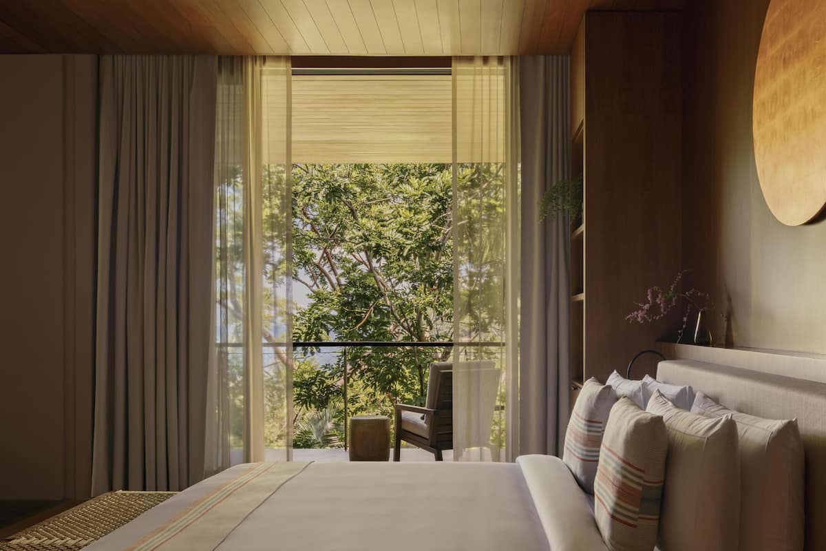 Ropa de cama de alta calidad, colchones con efecto memoria y minibar 