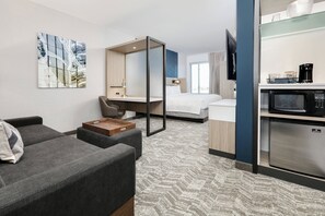 En 55-tommers Flatskjerm-TV med kabel-kanaler samt TV