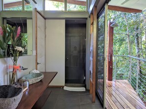Canopy Suite | Bathroom | Shower, rainfall showerhead, free toiletries, bathrobes - Cielo Lodge (Golfito)